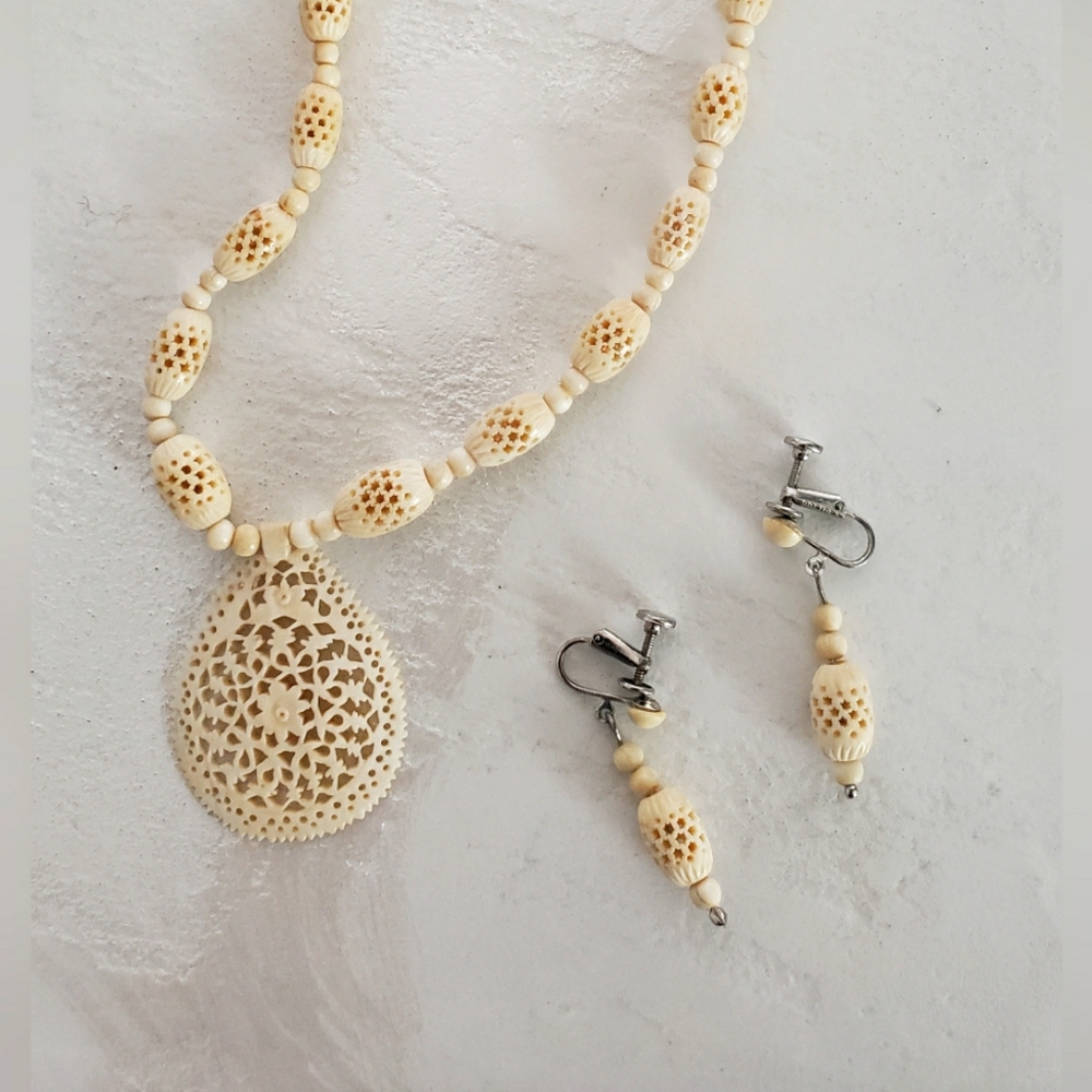 Vintage ivory look necklace & earrings set.   beautiful! 50s or 60s